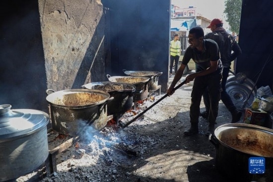 11月3日，在加沙地帶南部城市拉法，人們在煤氣中斷后用柴火做飯。新華社發(fā)（里澤克·阿卜杜勒賈瓦德攝）