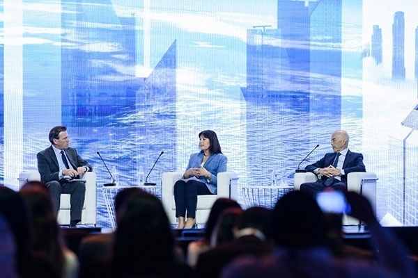 牛津大學(xué)研究全球化與發(fā)展問題的教授伊恩·戈爾丁（右一）表示，全球格局的變化是結(jié)構(gòu)性的，各國特別是西方國家必須順應(yīng)變化。迪拜商會供圖