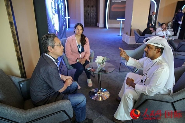 人民網(wǎng)記者采訪迪拜創(chuàng)新企業(yè)家索萊曼·里法伊（右一），索萊曼表示期待加強(qiáng)與中方合作。人民網(wǎng) 塔里克·易卜拉欣 攝