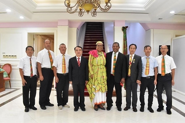 多米尼克總統(tǒng)伯頓和駐多米尼克大使林先江與中國農(nóng)業(yè)技術(shù)專家組合影。中國駐多米尼克大使館供圖