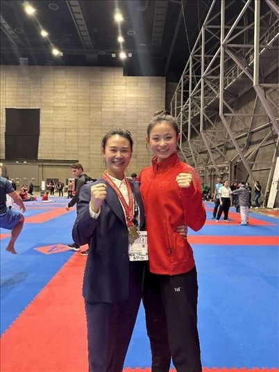 教練李紅（左）與龔莉（右）在2023年匈牙利布達(dá)佩斯世界空手道錦標(biāo)賽上合影。受訪者供圖