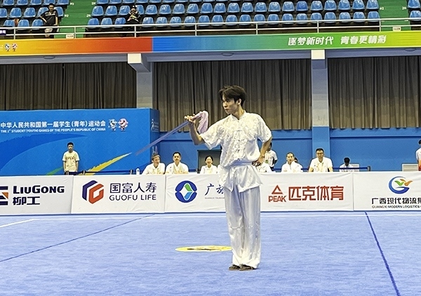11月6日，第一屆全國學生（青年）運動會武術套路（大學組）男子自選劍術比賽中。人民網(wǎng)記者 歐興榮攝