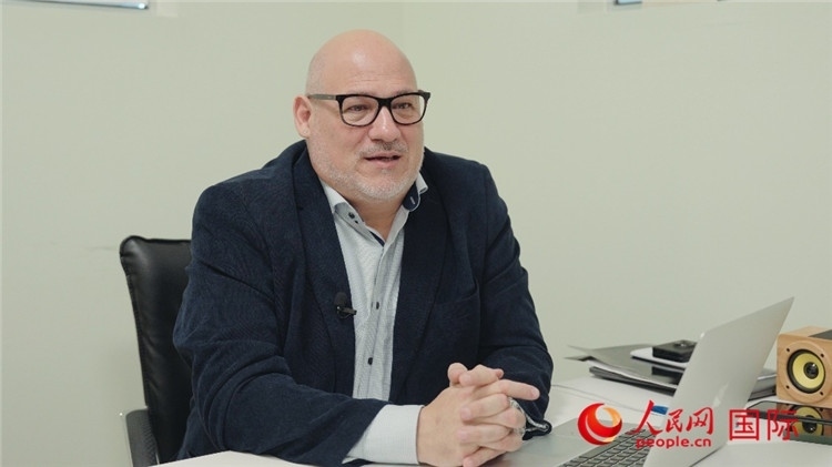 烏拉圭《共和國報》總編輯胡安·布蘭卡接受人民網(wǎng)專訪。人民網(wǎng)記者 張若涵攝