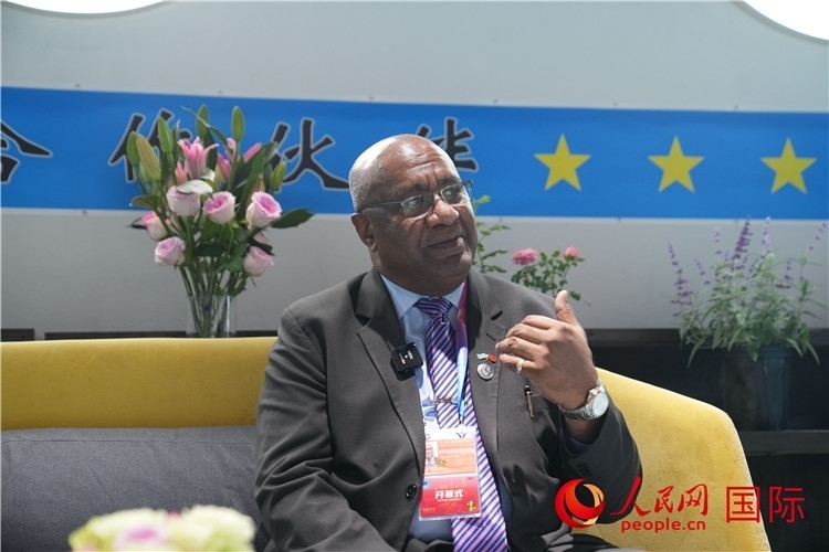 斐濟(jì)副總理兼貿(mào)易部長(zhǎng)卡米卡米加談參加進(jìn)博會(huì)感受。人民網(wǎng)記者 吳超嵐攝