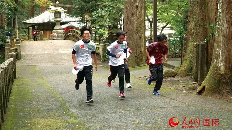 中日青少年在百年古剎里奔跑，揮灑青春的汗水。人民網(wǎng) 蔣曉辰攝