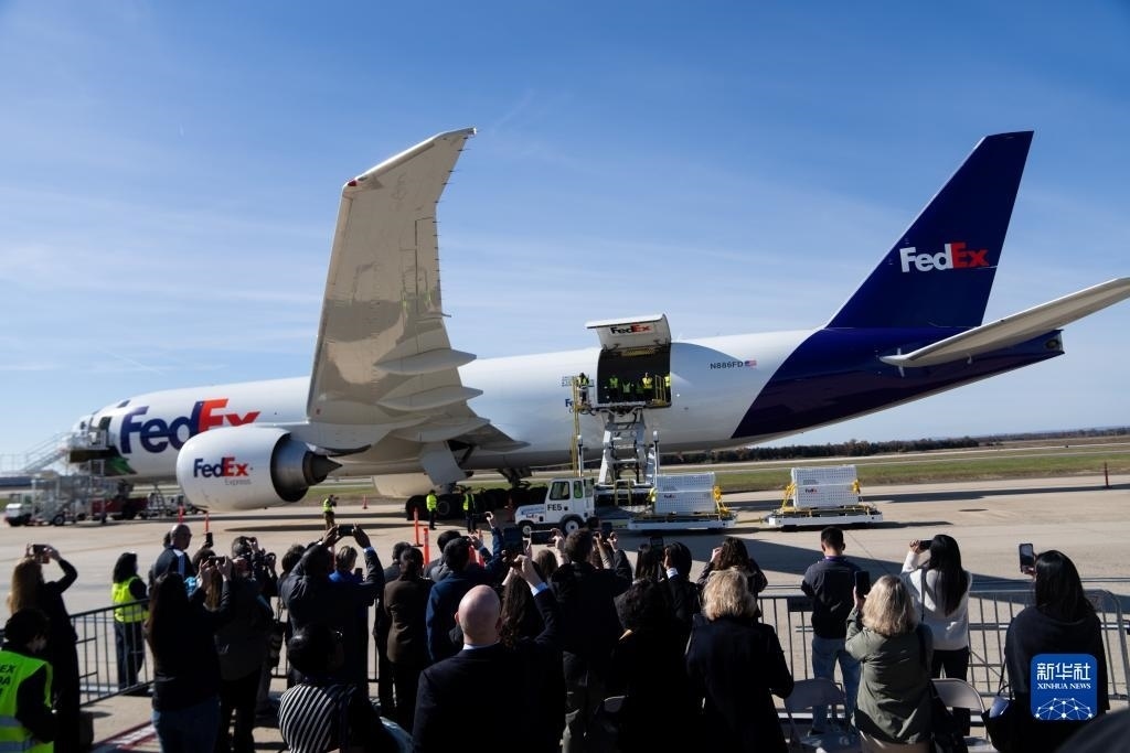 11月8日，在美國弗吉尼亞州的華盛頓杜勒斯國際機場，裝有大熊貓的特制“旅行包廂”準備運上專機。新華社記者劉杰攝