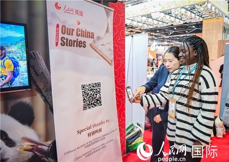 觀眾掃碼《我們的中國故事》系列視頻。人民網(wǎng) 郭錦標(biāo)攝