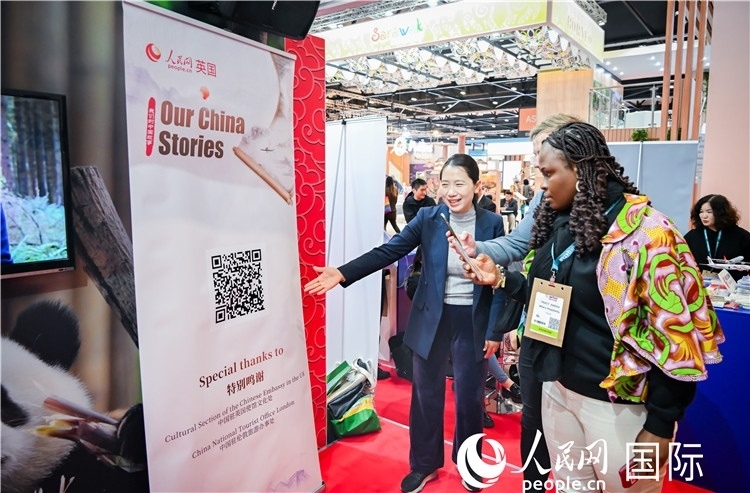 觀眾掃碼《我們的中國故事》系列視頻。人民網(wǎng) 郭錦標(biāo)攝