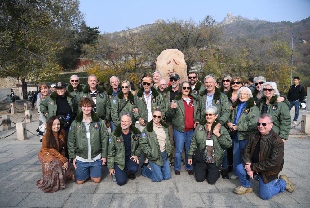 2023年10月29日，飛虎隊(duì)老兵莫耶一行人在北京八達(dá)嶺長(zhǎng)城合影留念。當(dāng)日，美中航空遺產(chǎn)基金會(huì)訪華代表團(tuán)成員陸續(xù)抵達(dá)北京。新華社記者 任超 攝