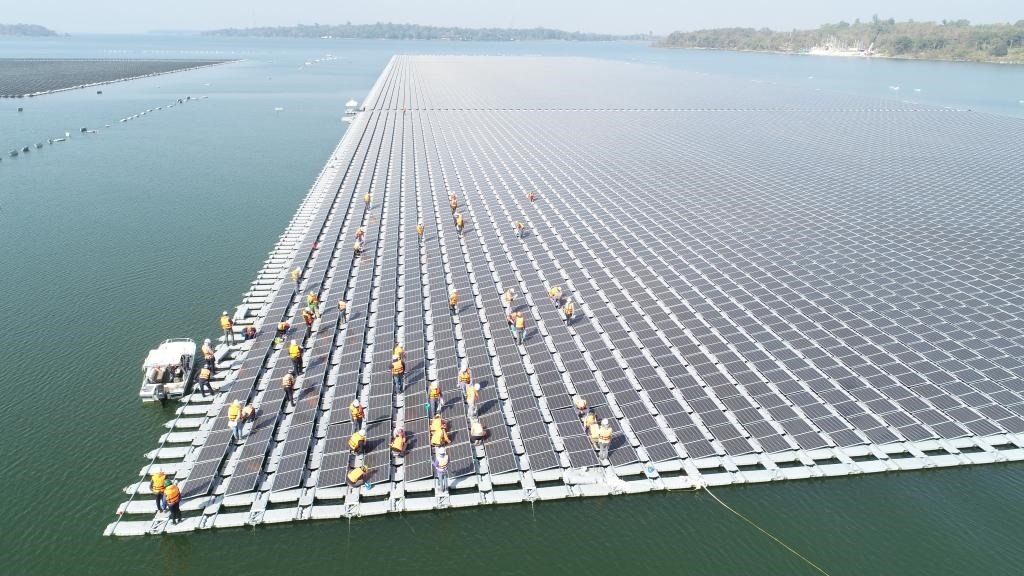 2021年1月23日，施工人員檢查泰國(guó)烏汶府詩琳通大壩綜合浮體光伏項(xiàng)目的太陽能板安裝情況。新華社發(fā)（泰國(guó)國(guó)家電力局項(xiàng)目組供圖）