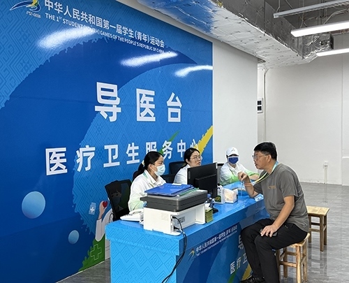 村內(nèi)住客在醫(yī)療衛(wèi)生服務(wù)中心導(dǎo)醫(yī)臺(tái)問(wèn)診。人民網(wǎng)記者 歐興榮攝