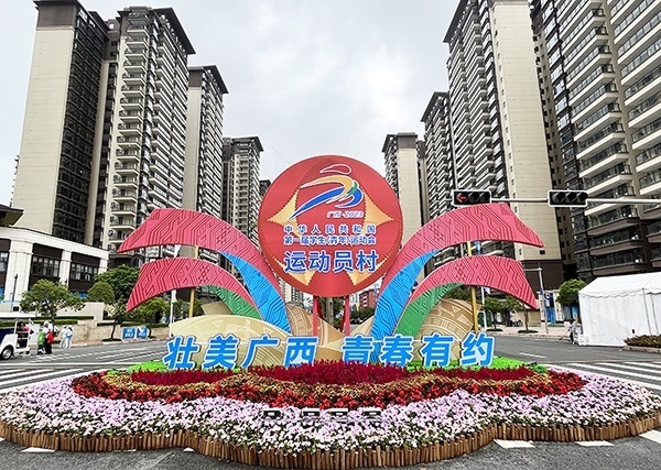 運(yùn)動(dòng)員村入口處標(biāo)識(shí)標(biāo)牌成為極受歡迎的打卡點(diǎn)。人民網(wǎng)記者 歐興榮攝