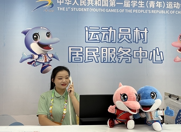 朱珊妮在接聽(tīng)住宿服務(wù)中心的熱線電話。人民網(wǎng)記者 歐興榮攝