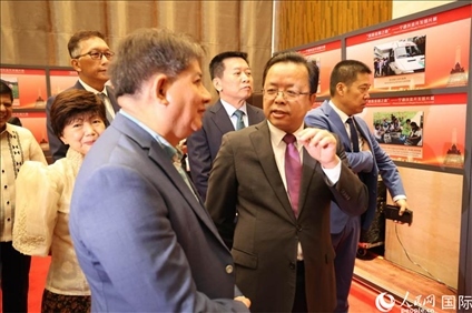 論壇期間配套舉行“‘?dāng)[脫貧困之路’——寧德扶貧開發(fā)圖片展”。人民網(wǎng)記者樊帆 攝