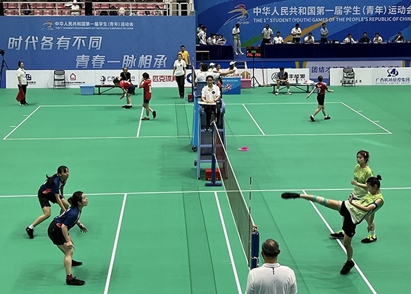 11月11日，第一屆全國(guó)學(xué)生（青年）運(yùn)動(dòng)會(huì)毽球（校園組）比賽現(xiàn)場(chǎng)。人民網(wǎng)記者 歐興榮攝