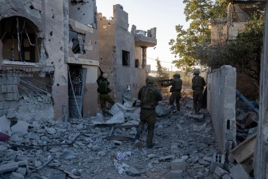 這張以色列國防軍11月12日發(fā)布的照片顯示，以軍地面部隊在加沙地帶北部開展軍事行動。新華社發(fā)