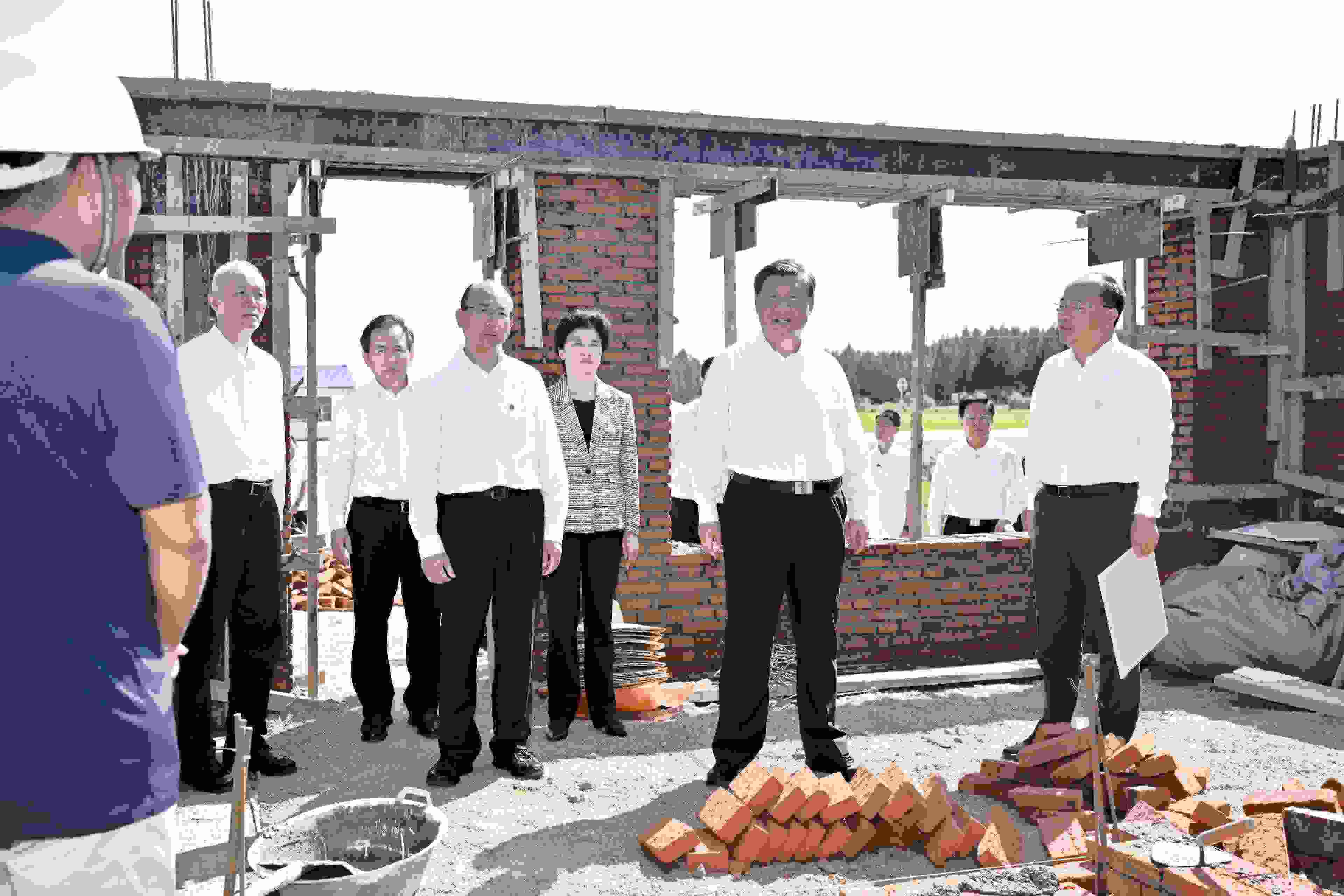 2023年9月7日，習近平總書記在遭受洪澇災害的黑龍江省哈爾濱尚志市老街基鄉(xiāng)龍王廟村，察看水毀房屋重建情況。