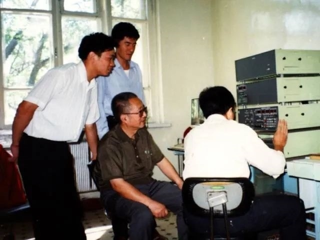 秦裕琨與團(tuán)隊(duì)在一起。哈爾濱工業(yè)大學(xué)供圖