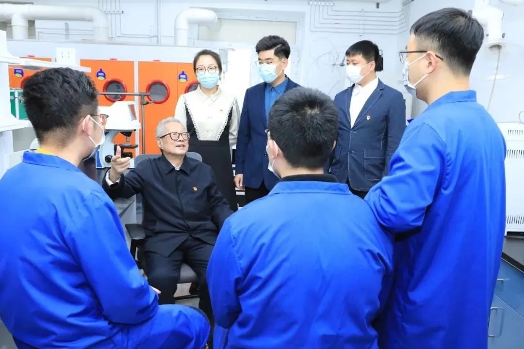 秦裕琨院士在實(shí)驗(yàn)室與青年師生交流。哈爾濱工業(yè)大學(xué)供圖