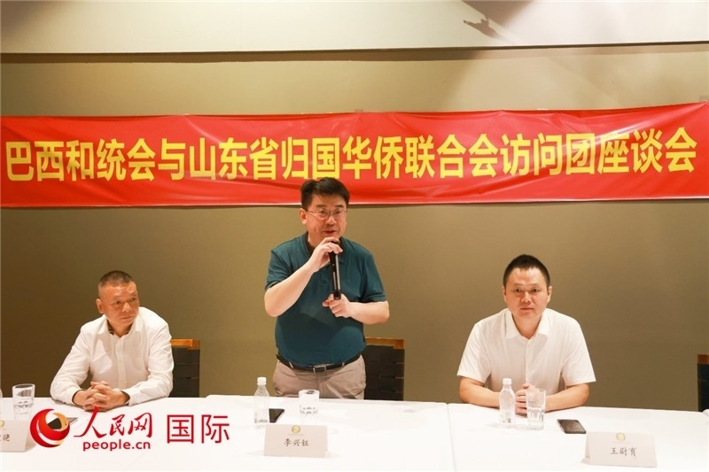 中國(guó)僑聯(lián)副主席、山東省僑聯(lián)主席李興鈺（中）在座談會(huì)上致辭。人民網(wǎng)記者 陳海琪攝