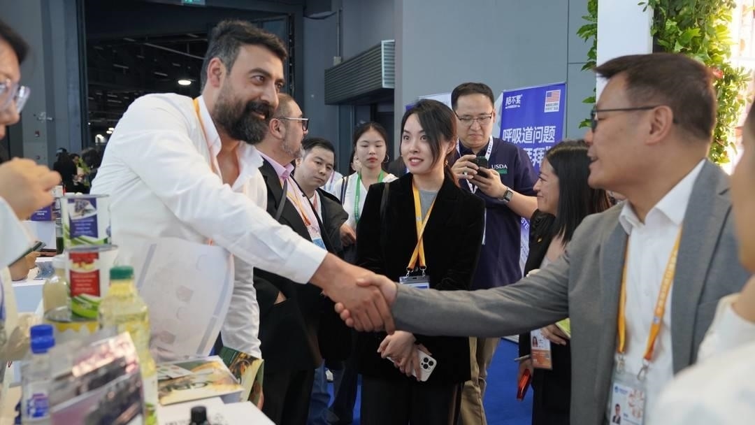 第六屆進(jìn)博會(huì)上，國內(nèi)一家超市行業(yè)的客商與來自美國佐治亞州的企業(yè)展商達(dá)成初步合作意向。