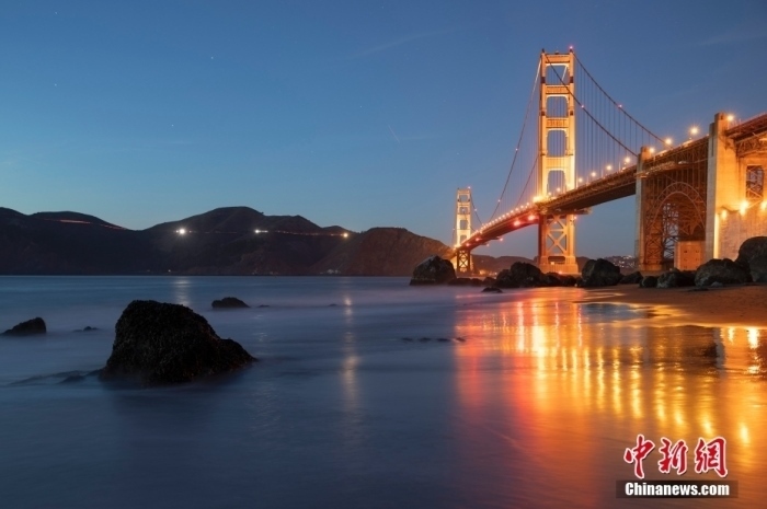 當(dāng)?shù)貢r(shí)間10月29日，美國(guó)舊金山金門(mén)大橋在海浪和夜色的襯托下美如一幅畫(huà)。<a target='_blank' href='/'><p class=