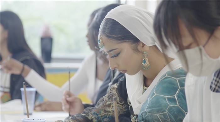 學(xué)生學(xué)習(xí)中國書法。帕特里克·謝德-西蒙茲攝