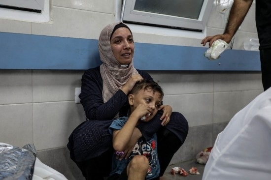 11月3日，人們?cè)诩由吵窍７ㄡt(yī)院接受治療。新華社發(fā)