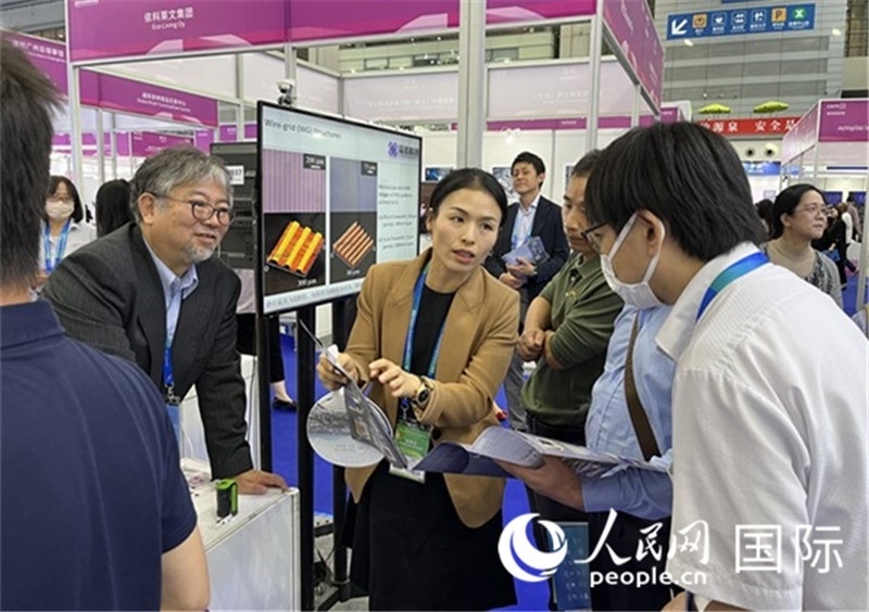 工作人員向參觀者介紹超級噴墨技術。（人民網(wǎng)記者 陳思攝）