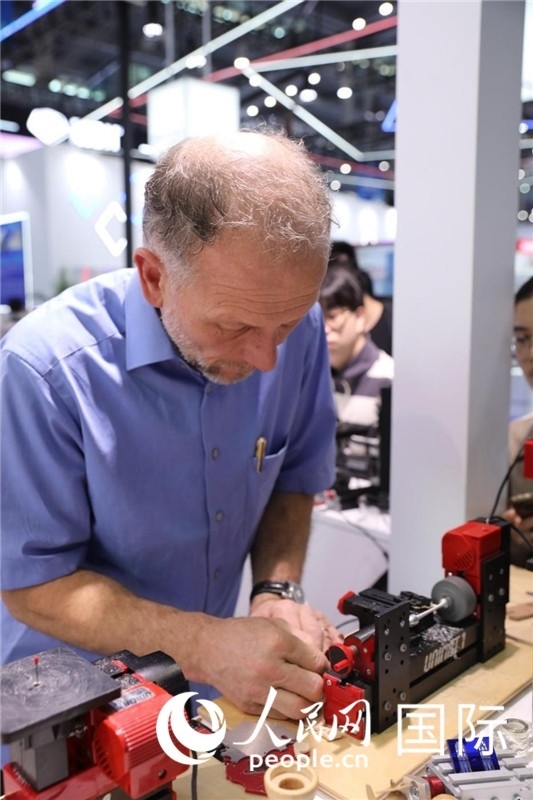 第25屆中國國際高新技術(shù)成果交易會15日在深圳開幕，圖為展商現(xiàn)場演示精密加工工具。人民網(wǎng)記者 魯揚攝