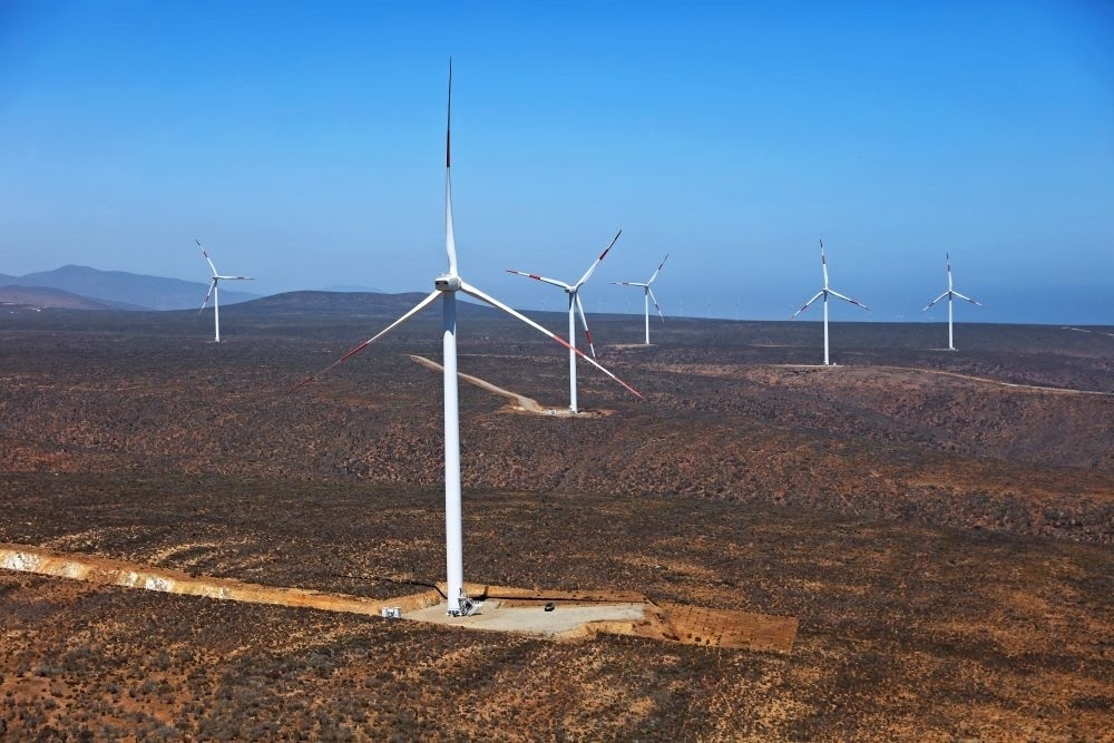 這是2023年2月14日拍攝的位于智利中部沿海的蓬塔謝拉風(fēng)電場(chǎng)。蓬塔謝拉風(fēng)電場(chǎng)是中國(guó)在智利投資建設(shè)的首個(gè)風(fēng)電場(chǎng)，2018年正式投產(chǎn)發(fā)電，可滿足13萬戶家庭的用電需求，同時(shí)每年還能減少15.7萬噸碳排放。