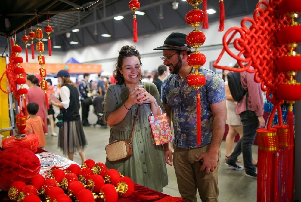 2023年1月21日，在新西蘭奧克蘭舉行的迎接中國(guó)農(nóng)歷春節(jié)活動(dòng)上，人們購(gòu)買新春裝飾品。這個(gè)活動(dòng)吸引當(dāng)?shù)厣先f名各族裔民眾聚集一起，共迎中國(guó)春節(jié)。