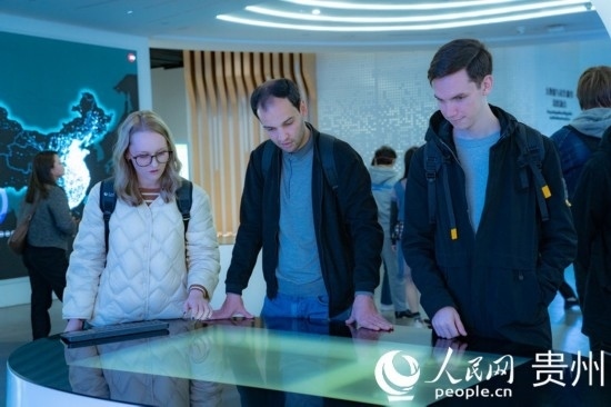 在國家大數(shù)據(jù)（貴州）綜合試驗區(qū)交流體驗中心，歐亞國家記者體驗貴州大數(shù)據(jù)應(yīng)用場景。人民網(wǎng) 陽茜攝