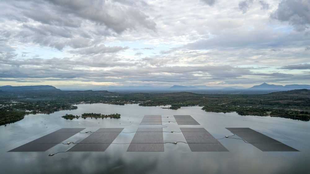 這是2022年12月8日在泰國(guó)烏汶府詩(shī)琳通水庫(kù)拍攝的浮體光伏項(xiàng)目（無人機(jī)照片）。中泰兩國(guó)聯(lián)合修建的浮體光伏項(xiàng)目2021年10月投入商業(yè)運(yùn)營(yíng)。中國(guó)制造的電池板不斷將日光轉(zhuǎn)化為清潔電能，輸送至當(dāng)?shù)厍Ъ胰f戶。