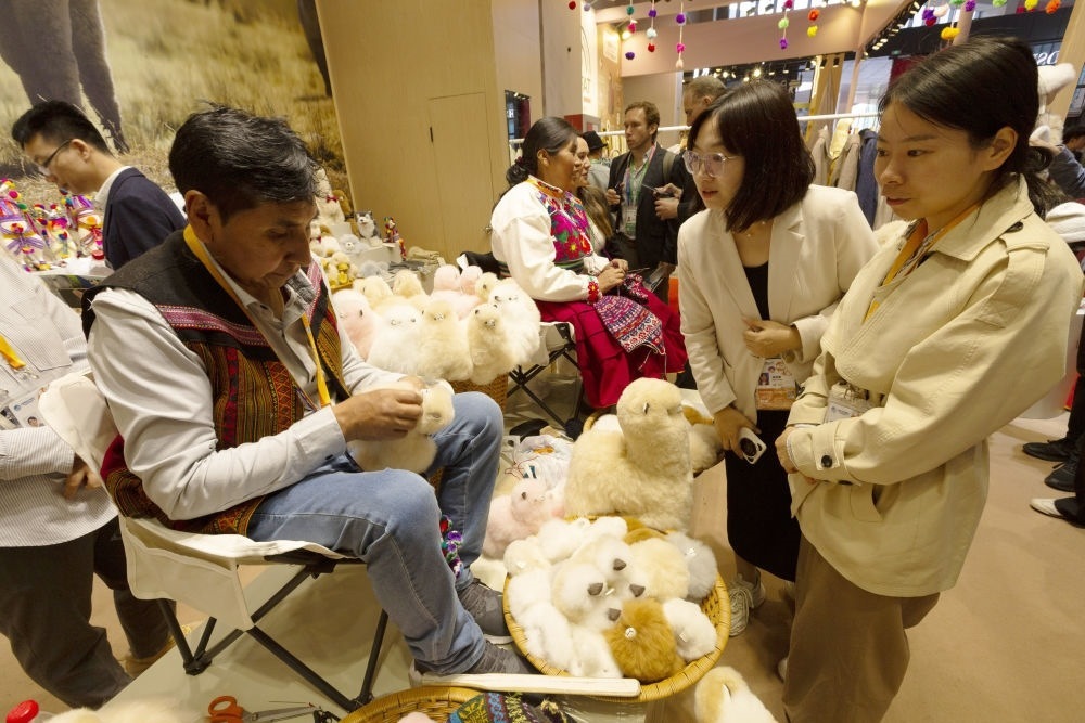 2023年11月7日，秘魯羊駝毛制品手藝人馬馬尼大叔在中國(guó)上海舉辦的第六屆進(jìn)博會(huì)上展示羊駝玩偶制作工藝。秘魯特色羊駝毛制品連續(xù)六屆在進(jìn)博會(huì)上亮相，收獲大量訂單。進(jìn)博會(huì)大舞臺(tái)讓秘魯傳統(tǒng)手藝人有了更廣闊的發(fā)展空間。