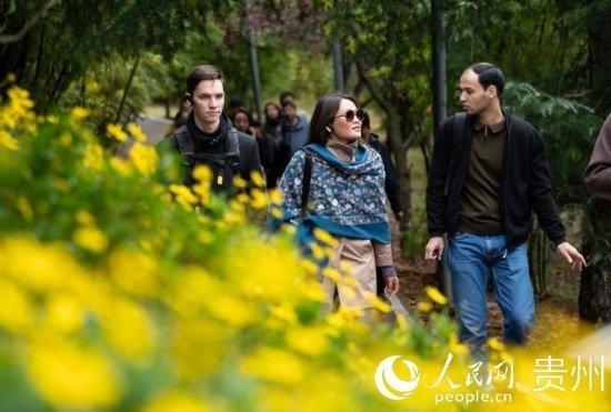 歐亞國家媒體記者走進(jìn)觀山湖公園。人民網(wǎng) 陽茜攝