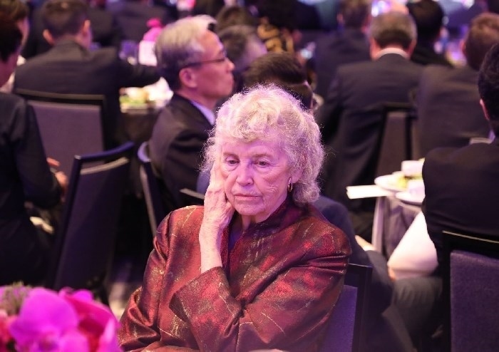 當(dāng)?shù)貢r(shí)間11月15日晚，國(guó)家主席習(xí)近平在美國(guó)舊金山出席美國(guó)友好團(tuán)體聯(lián)合舉行的歡迎宴會(huì)。在熱烈的掌聲中，習(xí)近平發(fā)表重要演講。圖為參加晚宴人士認(rèn)真聆聽(tīng)演講。人民日?qǐng)?bào)記者 李志偉 攝