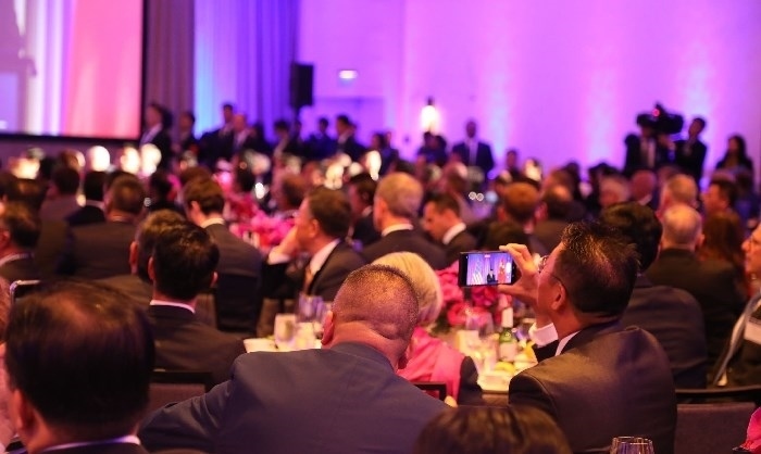 當(dāng)?shù)貢r(shí)間11月15日晚，國(guó)家主席習(xí)近平在美國(guó)舊金山出席美國(guó)友好團(tuán)體聯(lián)合舉行的歡迎宴會(huì)。在熱烈的掌聲中，習(xí)近平發(fā)表重要演講。圖為參加晚宴人士認(rèn)真聆聽(tīng)演講。人民日?qǐng)?bào)記者 李志偉 攝