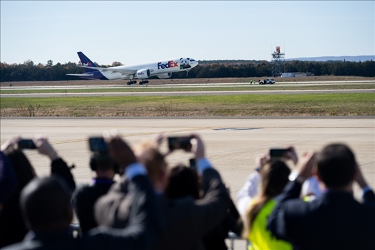 2023年11月8日，運(yùn)送大熊貓的專機(jī)從美國(guó)弗吉尼亞州的華盛頓杜勒斯國(guó)際機(jī)場(chǎng)起飛。旅居美國(guó)的大熊貓“美香”“添添”和它們?cè)谌A盛頓出生并長(zhǎng)大的雄性幼崽“小奇跡”當(dāng)天啟程返回中國(guó)。新華社記者 劉杰攝