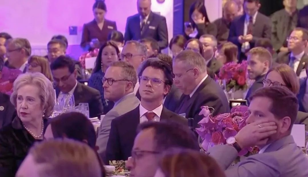 △當(dāng)?shù)貢r(shí)間11月15日晚，習(xí)近平主席在美國(guó)友好團(tuán)體聯(lián)合歡迎宴會(huì)上發(fā)表演講。圖為參加宴會(huì)的人士認(rèn)真聆聽演講。