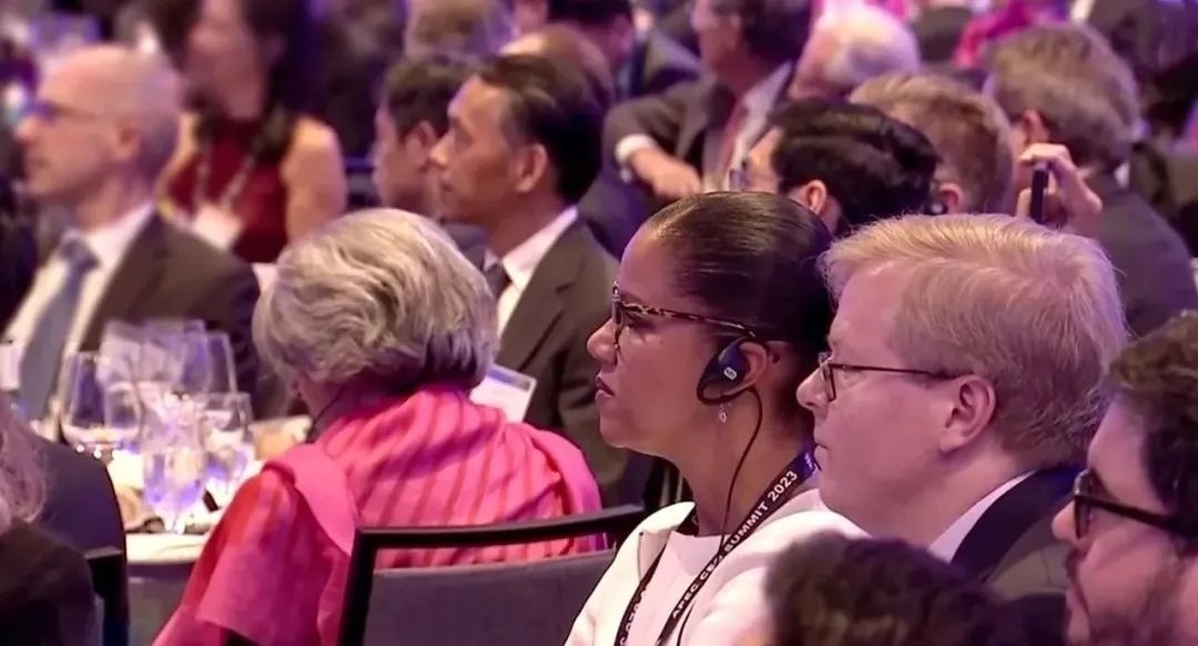 △參加宴會(huì)的人士認(rèn)真聆聽演講。