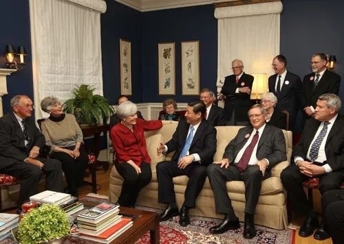 △2012年2月15日，習(xí)近平在前艾奧瓦州友好省州委員會(huì)委員蘭蒂夫人（左三）的家中回憶1985年訪問該地時(shí)的情景。