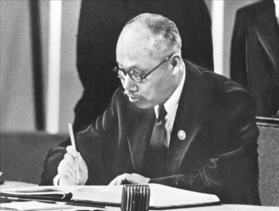 董必武在《聯(lián)合國(guó)憲章》上簽名。新華社發(fā)