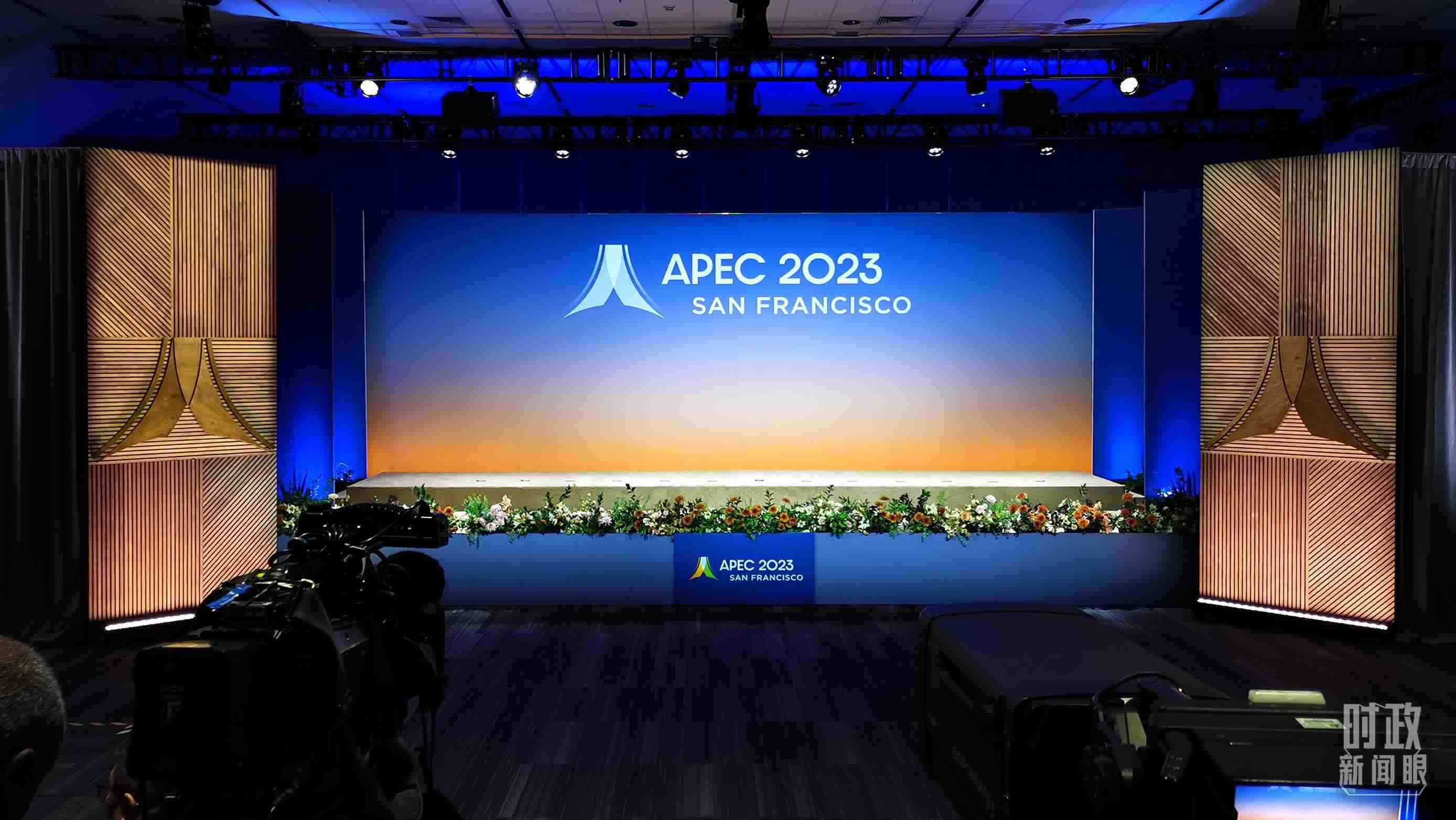 △16日，APEC領(lǐng)導(dǎo)人同東道主嘉賓在對(duì)話會(huì)前集體合影，圖為記者們在等待合影開始。（總臺(tái)央視記者石偉明拍攝）