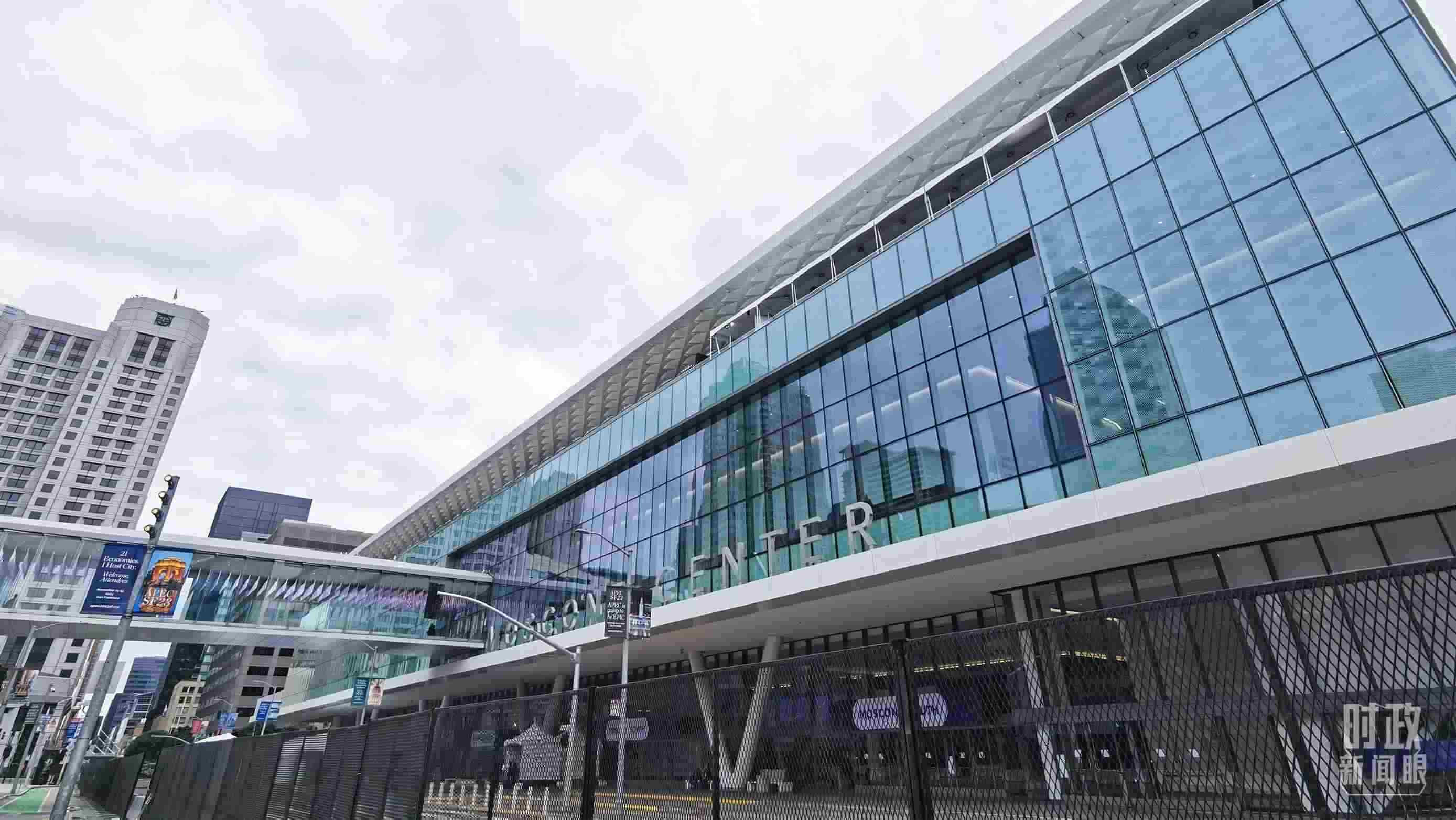 △美國舊金山，莫斯康中心，APEC第三十次領(lǐng)導(dǎo)人非正式會(huì)議在這里舉行。（總臺(tái)央視記者曹亞星拍攝）