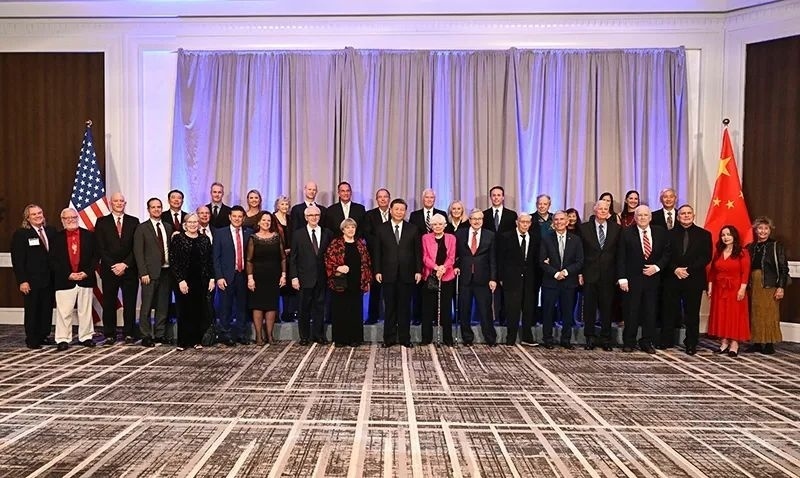 △宴會(huì)開始前，習(xí)近平主席會(huì)見飛虎隊(duì)和史迪威將軍后人、鼓嶺、艾奧瓦州、華盛頓州等方面友好人士代表，同他們親切交談并合影留念。