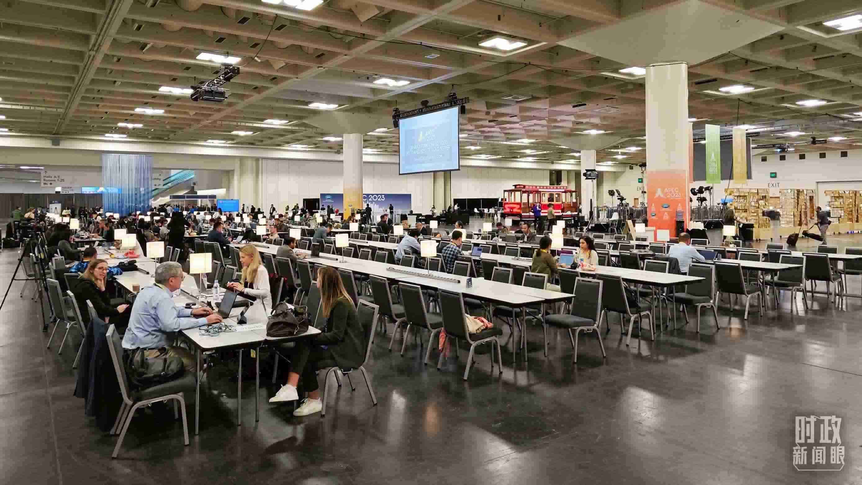 △APEC會(huì)議國際媒體中心，各國記者正在工作。（總臺(tái)央視記者王哈男拍攝）