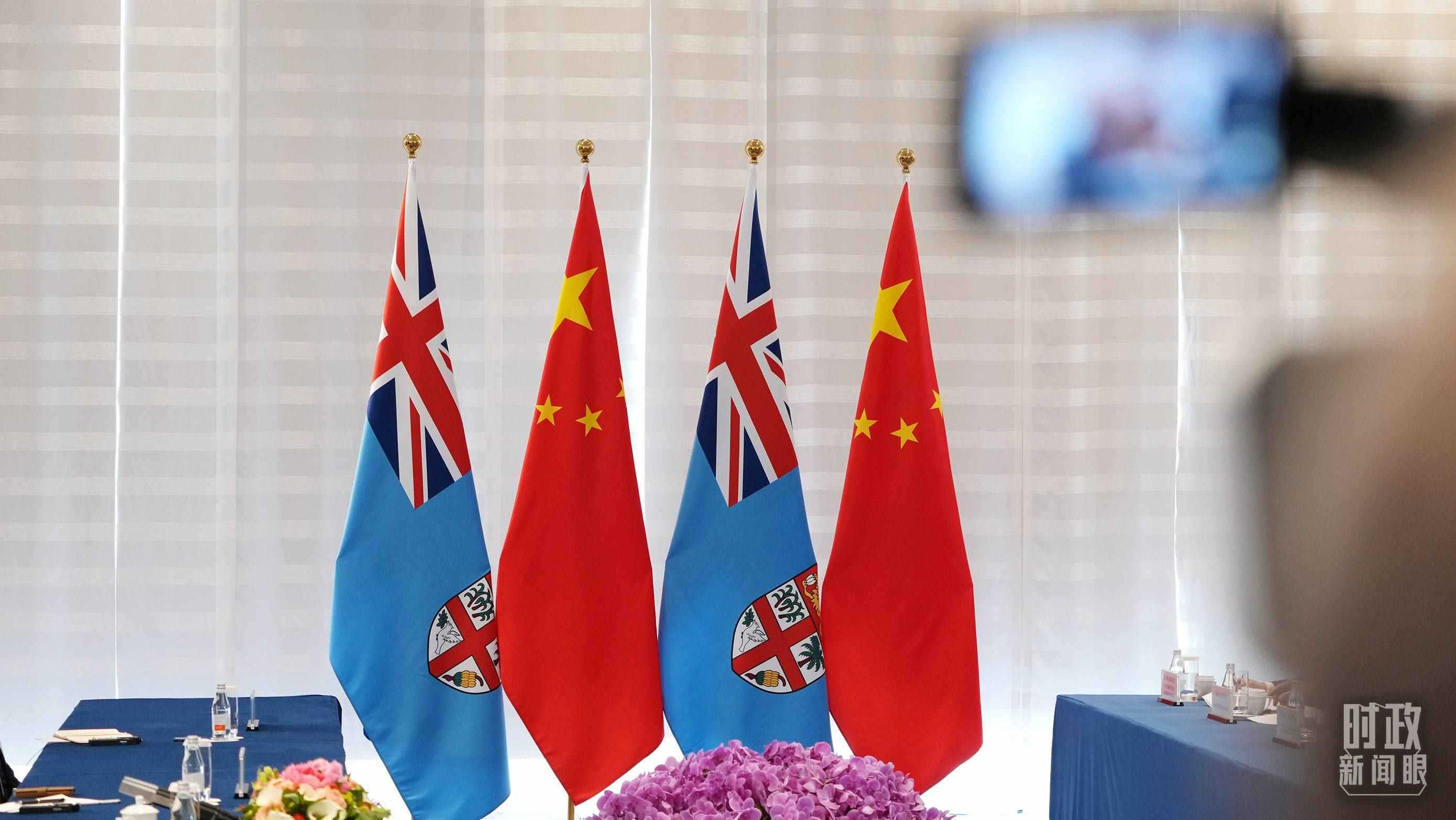 △會(huì)談現(xiàn)場的中斐兩國國旗。（總臺(tái)國廣記者李晉拍攝）