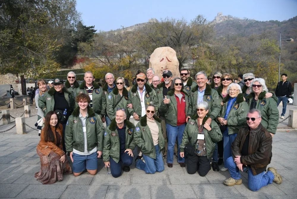 △2023年10月29日，飛虎隊(duì)老兵莫耶一行人在北京八達(dá)嶺長(zhǎng)城合影留念。