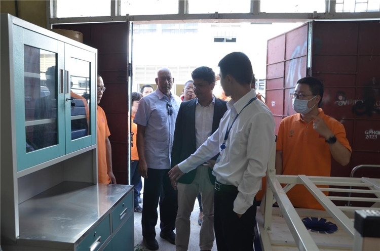 喬治敦公立醫(yī)院執(zhí)行院長接收捐贈(zèng)物資。第十九期中國援圭亞那醫(yī)療隊(duì)供圖